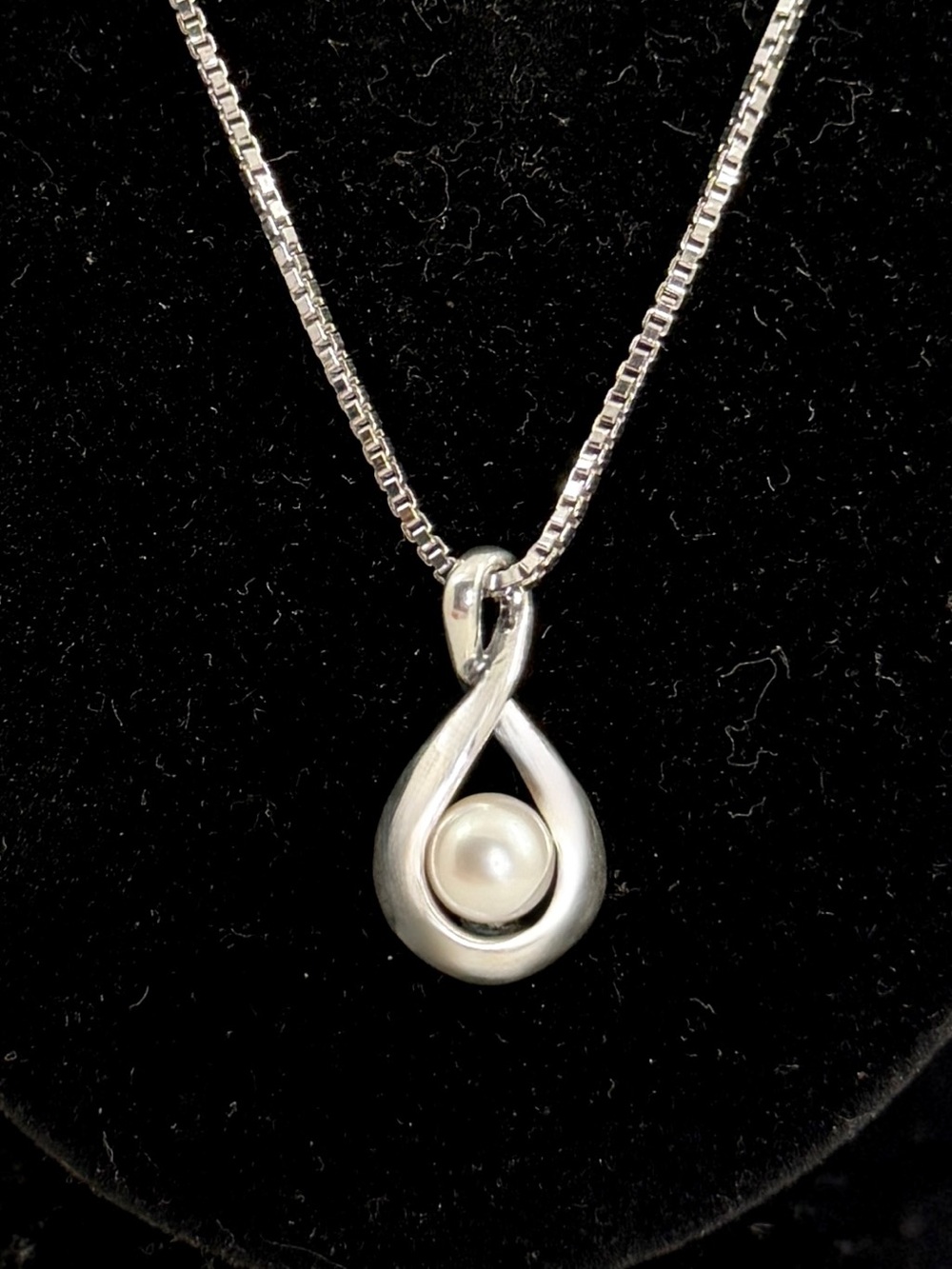JAMES AVERY Sterling Silver Infinity Loop Graceful Twist Pearl Pendant Necklace